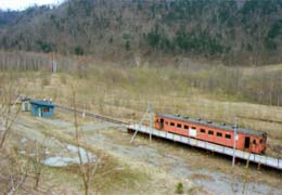 北進駅全景。わざわざ崖に登って撮影。